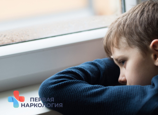 Ребенок смотрит в окно